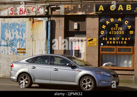 Taxi privato a noleggio fuori dall'ufficio di Grab A Cab nella zona del porto di Peterhead, Aberdeenshire, Scozia, Regno Unito Foto Stock