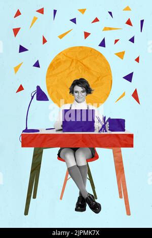 Collage verticale di poster di giovane donna scrivere laptop indossare uniforme isolato su pittura sfondo di colore blu Foto Stock