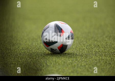 Pallone durante la partita Tallin FC Flora e FC qiryat del primo turno di qualificazione della UEFA Women’s Champions League il 18 agosto 2022 presso il Juventus Training Ground di Torino. Foto Nderim Kaceli Foto Stock