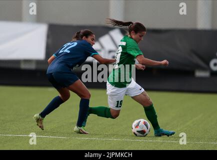 Anastasia Ivanova di Tallinna FC Flora e Opla Sofer di fc qiryat durante la partita Tallin FC Flora e FC qiryat del primo turno di qualificazione della UEFA Women’s Champions League il 18 agosto 2022 presso il Juventus Training Ground di Torino. Foto Nderim Kaceli Foto Stock