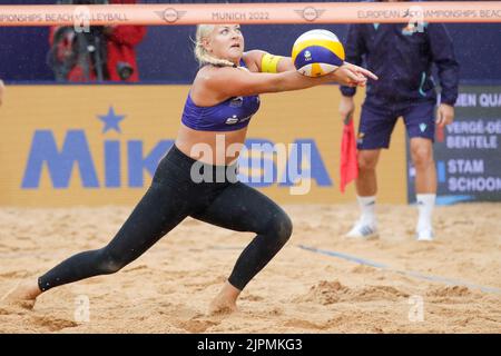 Monaco, Germania. 19th ago, 2022. Monaco di Baviera, GERMANIA - 19 AGOSTO: Raisa Schoon dei Paesi Bassi durante la finale femminile tra Anouk Vegre-Depre e Menia Bentele della Suisse e Katja Stam e Raisa Schoon dei Paesi Bassi al Konigsplatz il 19 agosto 2022 a Monaco di Baviera, Germania (Foto di PIM Waslander/Orange Pictures) Credit: Orange Pics BV/Alamy Live News Foto Stock