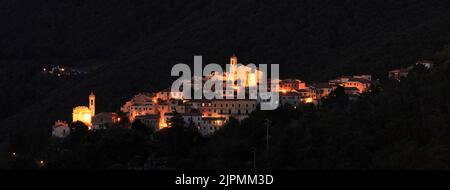 Una bella vista sul vecchio villaggio di Poggio con luce notturna, Marciana, Isola d'Elba, Italia Foto Stock
