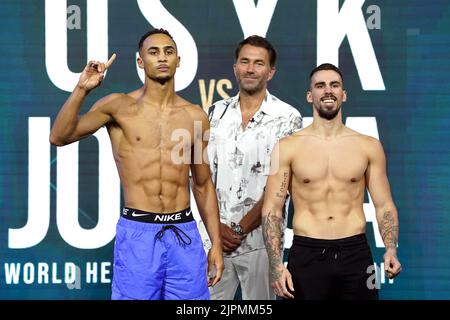 Benjamin Whittaker (a sinistra) e Petar Nosic (a destra) con il motor di pugilato Eddie Hearn durante il pesate al King Abdullah Sport City Stadium di Jeddah, Arabia Saudita. Data immagine: Venerdì 19 agosto 2022. Foto Stock