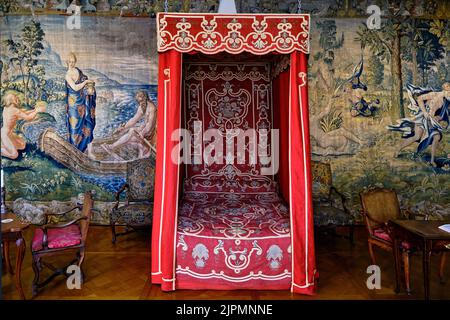 Francia, Loiret (45), Valle della Loira Patrimonio Mondiale dell'UNESCO, Sully-sur-Loire, Château de Sully-sur-Loire, secoli 14th-18th, camera da letto del Foto Stock