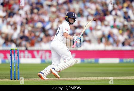 Il Papa Ollie inglese batte durante il terzo giorno della prima partita di test di assicurazione LV= a Lord's, Londra. Data immagine: Venerdì 19 agosto 2022. Foto Stock