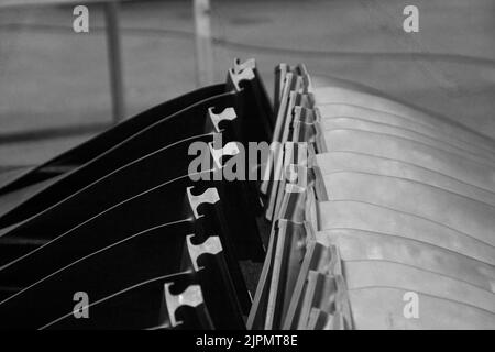 Scala di grigi delle pale della ventola di un motore a reazione su un banco Foto Stock