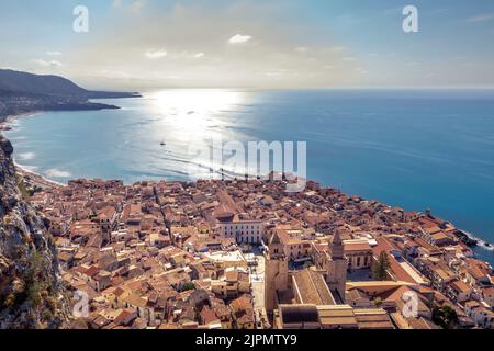 Cefalu, Sicilia - Italia - 7 luglio 2020: Veduta aerea del centro storico di Cefalu, Sicilia, Italia. Una delle maggiori attrazioni turistiche della Sicilia. Vista pittoresca Foto Stock