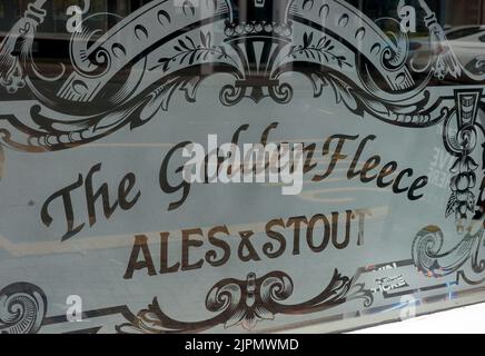 Vetrata incisa del pub - The Golden Fleece, Ales & Stout, 1 St Owen's St, Hereford, Herefordshire, Inghilterra, Regno Unito, HR1 2JB Foto Stock