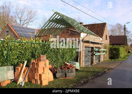 costruzione di un tetto nuovo su parte di una casa Foto Stock