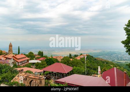 Splendido paesaggio sulla città dell'amore Sighnaghi, regione di Kakheti, Georgia con vista sulla famosa valle Georgiana Alazani Foto Stock