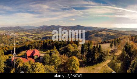 Splendida vista panoramica delle montagne di Beskydy durante la tarda estate catturata dal Big Javornik - Velky Javornik, Beskydy, Ceska Republika. Sfondo HD 4 Foto Stock