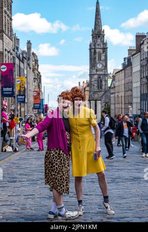 Edimburgo, Scozia, Regno Unito, 19th agosto 2022. Artisti fringe sul Royal Mile: La strada è piena di fringe-goers, artisti di strada e cast di spettacoli che distribuiscono volantini in una giornata di sole. Credit: Sally Anderson/Alamy Live News Foto Stock