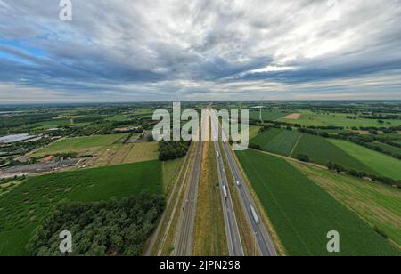 Brecht, Belgio, 6th luglio, 2022, Vista panoramica aerea drone di fattoria eolica o parco eolico, con alte turbine eoliche per la generazione di energia elettrica con l'autostrada con poche auto e ferrovia accanto ad essa, vicino all'uscita di Brecht in Belgio, Europa. Foto di alta qualità Foto Stock