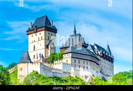 Vista sul famoso castello di Karlstejn, repubblica Ceca. Castello costruito in stile gotico da re e imperatore di epoca romana, Carlo IV. Erita storica ceca Foto Stock