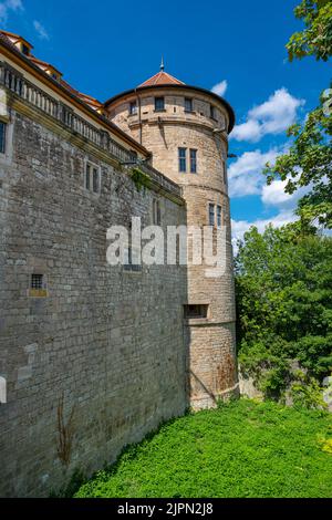 Vista sulla possente torre d'angolo del Castello di Hohentübingen, Tübingen. Baden Wuerttemberg, Germania, Europa Foto Stock