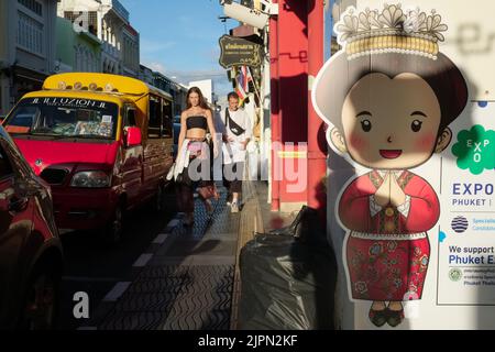 I turisti occidentali visitano Thalang Road nella zona della Città Vecchia di Phuket, Thailandia, una strada fiancheggiata da ristoranti, pub, caffè e boutique Foto Stock