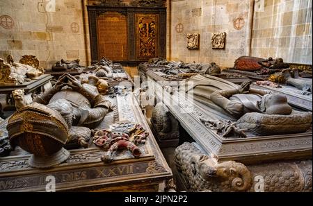 La chiesa collegiata di Tübingen con le tombe nel coro. Baden Württemberg, Germania, Europa Foto Stock