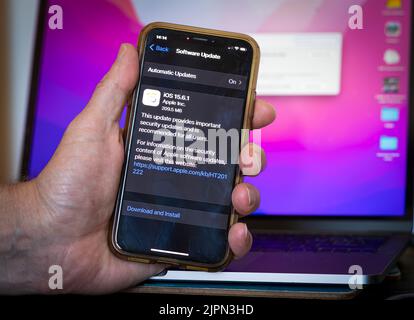 Billingshurst, West Sussex, Regno Unito. 19th ago, 2022. Apple ha rilasciato aggiornamenti per correggere i difetti di sicurezza su iPhone, iPad e dispositivi Mac dopo che gli hacker hanno "sfruttato attivamente" le vulnerabilità e i difetti di sicurezza. Credit: Andy Soloman/Alamy Live News Foto Stock