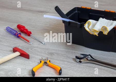 Strumenti di costruzione e Toolbox a terra. Foto Stock