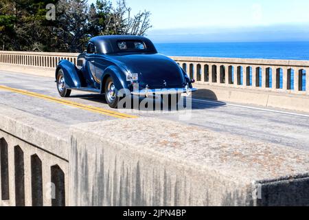 1938 Lincoln K le Baron coupé guidare il tour di Pebble Beaxh Concours lungo l'autostrada 1 vicino a Carmel California 2022 Foto Stock