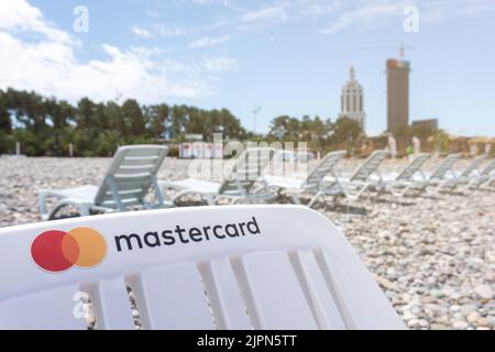 Logo Mastercard su un letto da spiaggia con spazio copia. Utilizzo della carta di credito o di debito per pagare il concetto di vacanza. Batumi, Georgia - 2 luglio 2021 Foto Stock