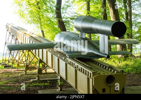 Francia, Seine Maritime, Guerville, foresta UE, V1 base di lancio con una bomba volante // Francia, Seine-Maritime (76), Guerville, Forêt d'EU, rampe de lancem Foto Stock