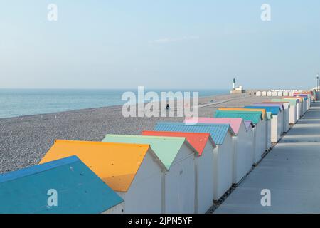 Francia, Seine Maritime, Cote d'Albatre, le Treport, spiaggia di ciottoli, Cabine e faro // Francia, Seine Maritime (76), Côte d'Albatre, le T Foto Stock