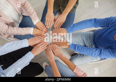 Diversi dipendenti si uniscono in circolo Foto Stock