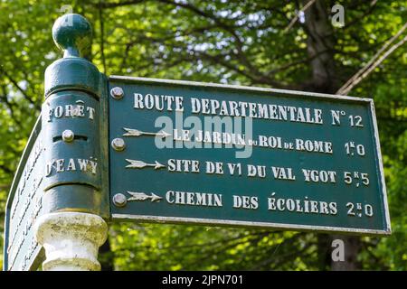 Francia, Seine Maritime, Ventes Saint Remy, Foresta di Eawy, cartello direzionale // Francia, Seine-Maritime (76), Ventes-Saint-Remy, Forêt d'Eawy, panneau Foto Stock