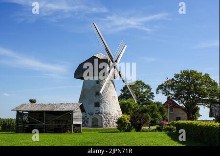 Mulino a vento di tipo olandese ad Araisi, Lettonia. Giorno estivo di sole. Stile della vecchia Europa. Cielo blu. Erba verde. Foto Stock