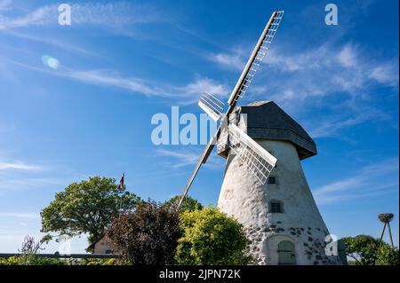 Mulino a vento di tipo olandese ad Araisi, Lettonia. Giorno estivo di sole. Stile della vecchia Europa. Cielo blu. Erba verde. Foto Stock