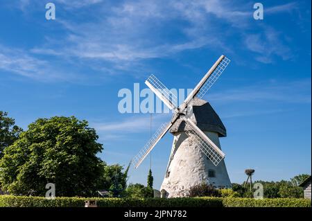 Mulino a vento di tipo olandese ad Araisi, Lettonia. Giorno estivo di sole. Stile della vecchia Europa. Cielo blu. Erba verde. Foto Stock