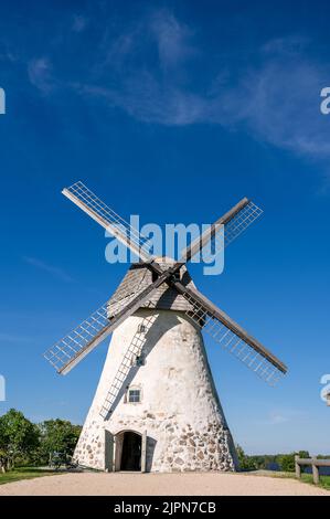 Mulino a vento di tipo olandese ad Araisi, Lettonia. Giorno estivo di sole. Stile della vecchia Europa. Cielo blu. Erba verde. Foto Stock