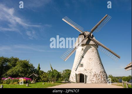 Mulino a vento di tipo olandese ad Araisi, Lettonia. Giorno estivo di sole. Stile della vecchia Europa. Cielo blu. Erba verde. Foto Stock