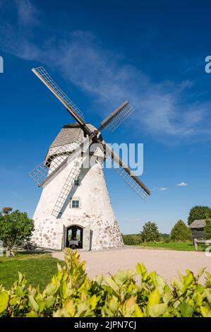 Mulino a vento di tipo olandese ad Araisi, Lettonia. Giorno estivo di sole. Stile della vecchia Europa. Cielo blu. Erba verde. Foto Stock