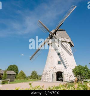 Mulino a vento di tipo olandese ad Araisi, Lettonia. Giorno estivo di sole. Stile della vecchia Europa. Cielo blu. Erba verde. Foto Stock