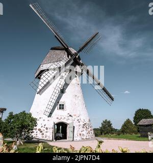 Mulino a vento di tipo olandese ad Araisi, Lettonia. Giorno estivo di sole. Stile della vecchia Europa. Cielo blu. Erba verde. Foto Stock