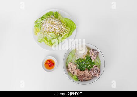 Bun Moc, zuppa di noodle di riso con palla di maiale, cibo vietnamita isolato su sfondo bianco, vista dall'alto Foto Stock