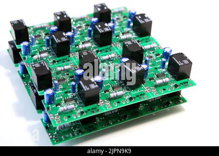 Tecnologia di essiccazione PCB. Il pannello finito esce dal forno di essiccazione lungo il trasportatore. Foto Stock