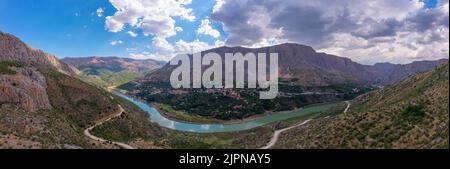 Vista sulla valle della città di Kemaliye. Vista sulle vecchie case di Kemaliye e sul fiume Eufrate. Erzincan Foto Stock