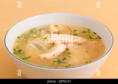 Banh canh ca loc, spesse nodole di riso con pesce testa di serpente, cibo vietnamita isolato su sfondo beige, primo piano Foto Stock