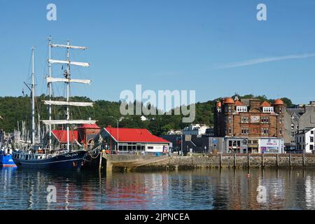 Nave alta Thalassa registrata nei Paesi Bassi accanto al North Pier, Oban Harbout, Argyll e Bute, Scozia. Foto Stock