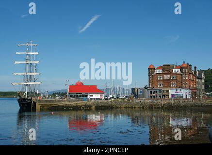 North Pier e Columba Hotel, Oban, con la nave a vela Barquentine 'Thalassa' accanto Foto Stock