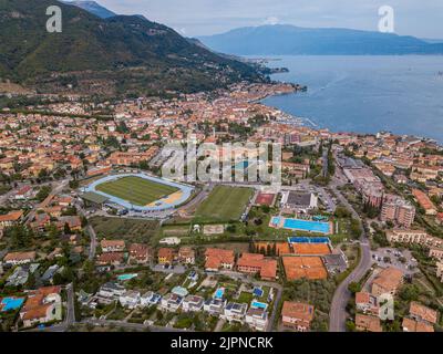 Italia, 2022 agosto: Vista panoramica di Salò sul Lago di Garda in provincia di Brescia, Lombardia Foto Stock