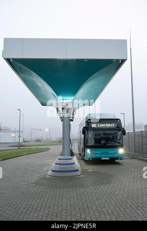 GERMANIA, Niebuell, Caetano Bus alimentato con combustibile verde idrogene H2, e-farm H2 stazione di servizio, l'idrogeno è generato da energia eolica / DEUTSCHLAND, Niebüll, Caetano Bus mit Wasserstoff Antrieb, betrieben im öffentlichen Nahverkehr von der DB Tochterfirma Autokraft, der grüne Wasserstoff aus Windenergie wird von Jougelit GP, Efarm H2 Tankstelle Foto Stock