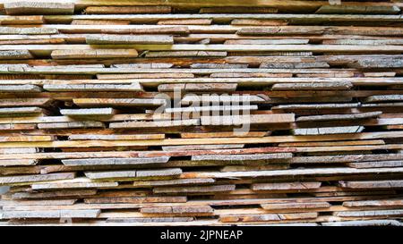 Molte tavole di legno con diverse texture si incastrano l'una sull'altra Foto Stock