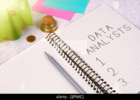 Testo che mostra Inspiration Data Analysts, Internet Concept Programmer Design e Create Report identifica i modelli messaggio importante sul notebook alla scrivania Foto Stock