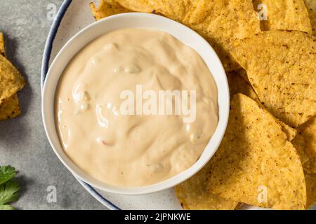 Salsa di Queso bianco cremoso fatta in casa con patatine di tortilla Foto Stock