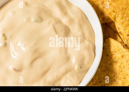 Salsa di Queso bianco cremoso fatta in casa con patatine di tortilla Foto Stock