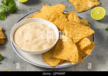 Salsa di Queso bianco cremoso fatta in casa con patatine di tortilla Foto Stock